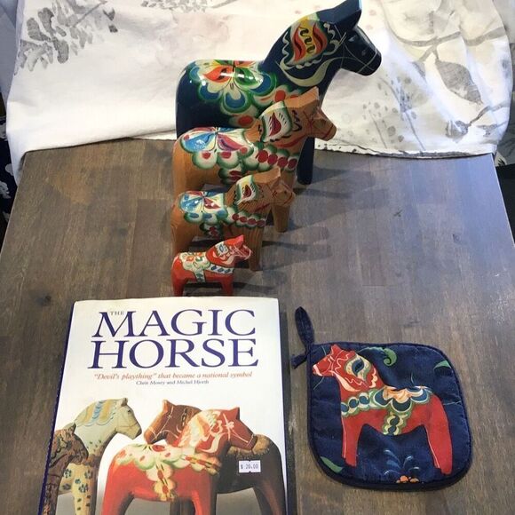 Magic horse set, book pot holder, and four different sized horses from different - Picture 1 of 16